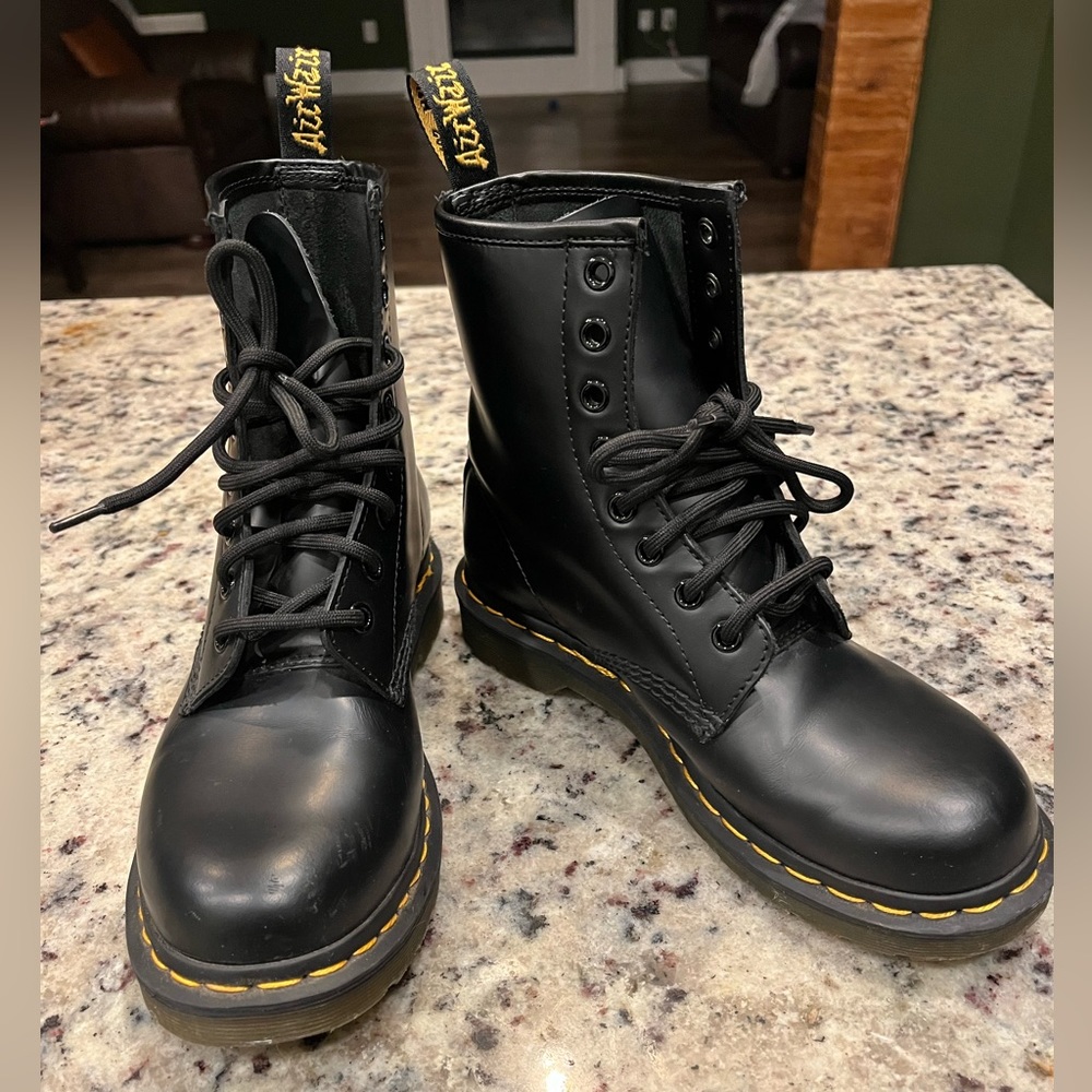 DR MARTENS SMOOTH LEATHER LACE UP BOOTS